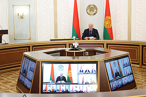 Лукашэнка: жніво - гэта наш харчовы фронт, а на вайне перамагае той, хто лепш падрыхтаваны