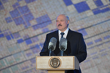 Лукашэнка: ужо не адно пакаленне беларусаў расце ў паспяховай, чыстай, мірнай і прыгожай краіне