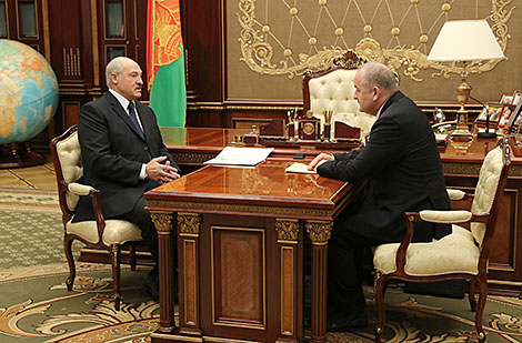 Лукашэнка адзначае заслугу Нацбанка па забеспячэнні фінансавай стабільнасці ў Беларусі