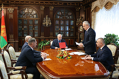 Лукашэнка абазначыў задачы і адзначыў унікальнасць кадравых рашэнняў па міністрах ЖКГ і Мінтранса