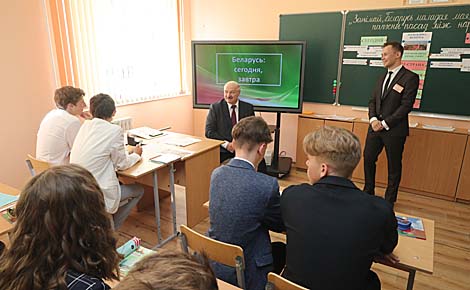 Лукашэнка правёў для старшакласнікаў першы ўрок