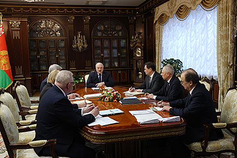 Лукашэнка даручыў забяспечыць падтрымку ў пераходны для беларускага парламента перыяд