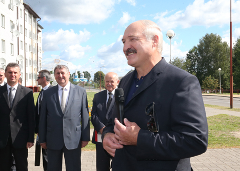 Лукашэнка: Не зарабляць у Беларусі можа толькі лянівы