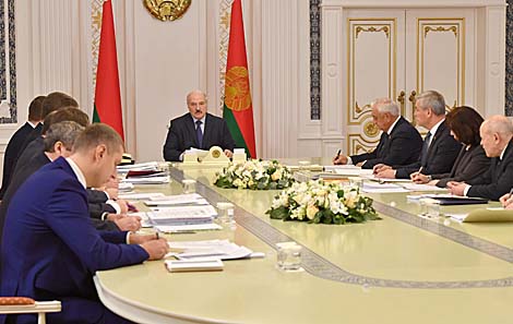 Ад міжнароднага супрацоўніцтва да работы прадпрыемстваў - Лукашэнка сабраў на нараду эканамічны блок