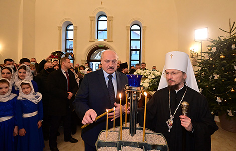 Лукашэнка запаліў калядную свечку ў храме Узвіжання Крыжа Гасподняга