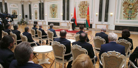 Лукашэнка ўручыў Дзяржаўныя прэміі і дзяржузнагароды работнікам розных сфер