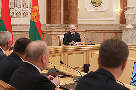 Лукашэнка: галоўная мэта сістэмы дзяржорганаў - забяспечыць устойлівы эканамічны рост