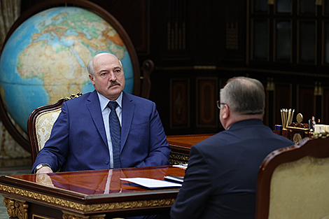 Лукашэнка: трэба выключыць усякае непатрэбнае пасрэдніцтва ўнутры Беларусi