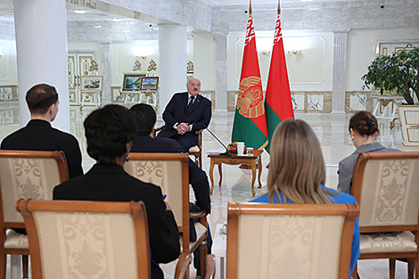 Лукашэнка: у Беларусі не збіраюцца аб'яўляць мабілізацыю, беларусы могуць жыць абсалютна спакойна