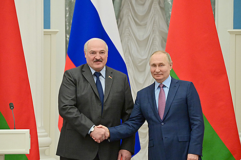 Лукашэнка: Беларусь будзе будаваць свой порт пад Санкт-Пецярбургам