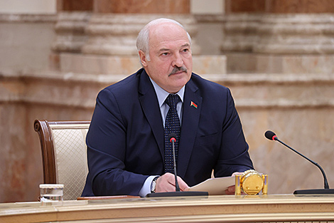 Лукашэнка: галоўная задача, як на фронце, - выстаяць і перамагчы