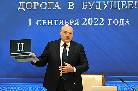 Лукашэнка прадставіў новы айчынны камп'ютар