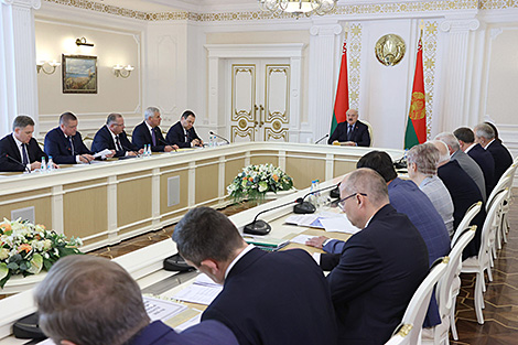 Лукашэнка інвестарам: У Беларусь не трэба прыходзіць, як у бананавую рэспубліку