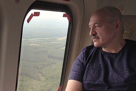 Лукашэнка з верталёта праінспектаваў ход уборачнай у трох абласцях