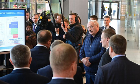 Лукашэнка наведвае фермерскі рынак пад Мінскам