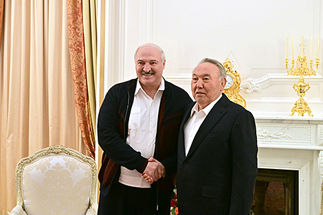 Лукашэнка павіншаваў Назарбаева з днём нараджэння