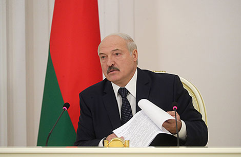 Лукашэнка ўраду: калі не вырашыце праблемы з наяўнасцю масак, замест вас будуць працаваць іншыя