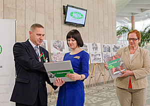 Беларусбанк передал библиотекам Бреста фотоальбомы к 70-летию Победы