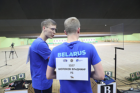 白俄罗斯选手弗拉基米尔·萧洛霍夫在第二届独联体国家运动会上获得小口径手枪射击银牌