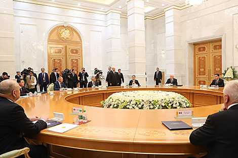 独联体成员国首脑在阿什哈巴德签署了关于合作一揽子文件
