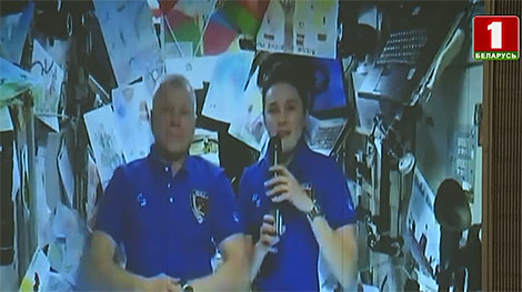 玛琳娜·瓦西列夫斯卡娅和奥列格·诺维茨基在国际空间站与孩子们举行交流会