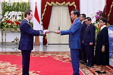 白俄罗斯大使向印度尼西亚总统递交国书