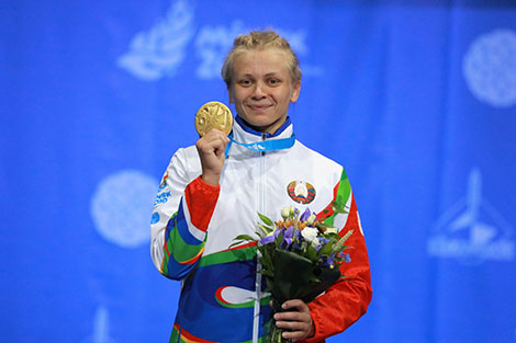 白罗斯人伊琳娜·库罗奇金娜在贝尔格莱德女子摔跤个人世界杯比赛中获得胜利