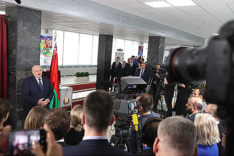 卢卡申科回答是否参加下届总统选举的问题