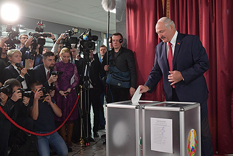 Belarus’ elections 2019: Lukashenko casts his vote