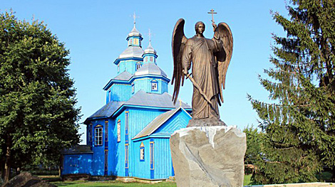 Бронзовую скульптуру Архангела Михаила подарили малой родине священники - уроженцы Рубеля