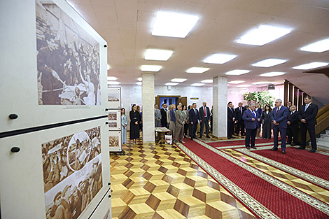 Уникальные фотографии и газеты. Выставка ко Дню народного единства открылась в центре Минска