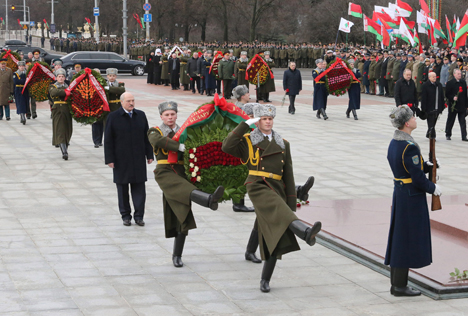 Lukashenko lays wreath at Victory Monument in Minsk