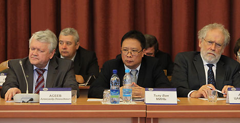Alexander Aseyev, Chau Van Minh, Anton Zeilinger