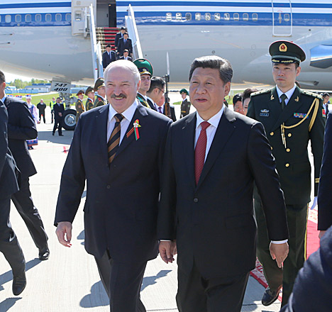 At Minsk National Airport the high guest was welcomed by Belarusian President Alexander Lukashenko