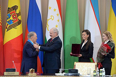 Lukashenko honors Nazarbayev with Order of Friendship