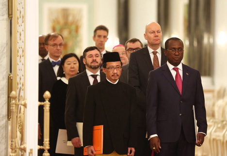 The President received the credential from the ambassadors 