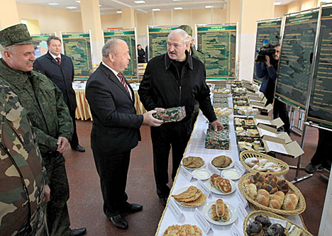 Lukashenko examines modernized weapons of 120th independent mechanized brigade