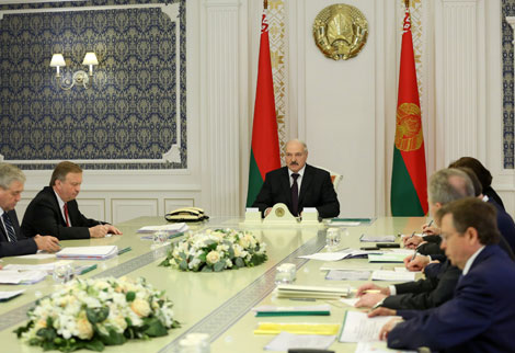 Lukashenko stresses urgency of reversing recession in domestic oil processing