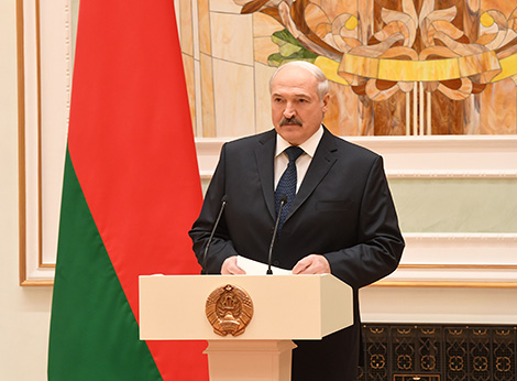 Belarus president hopes for positive economic growth in 2018