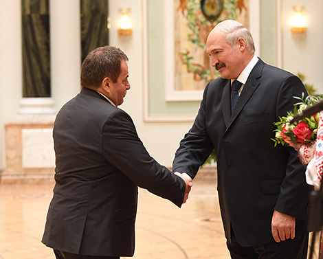 Director of the Grodno zonal crop research institute of the NASB Vladimir Kurilovich receives the Order of Honor