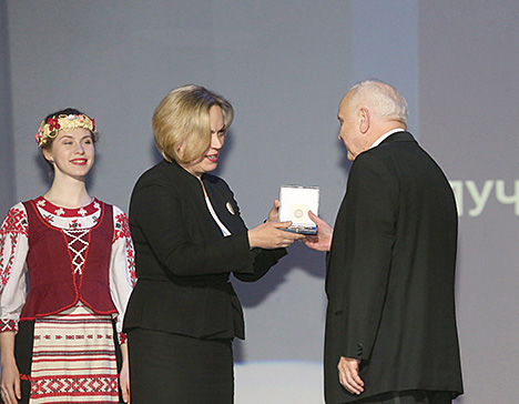 The presentation of UNESCO’s Five Continents medal to People’s Artists of Belarus and the USSR Valentin Yelizaryev 