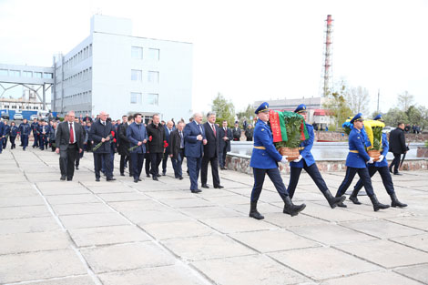 Lukashenko, Poroshenko honor memory of Chernobyl clean-up workers