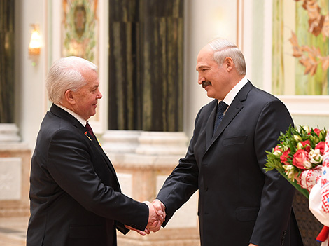 Chief advisor at Holographic Industry Company Leonid Tanin receives the Order of Honor