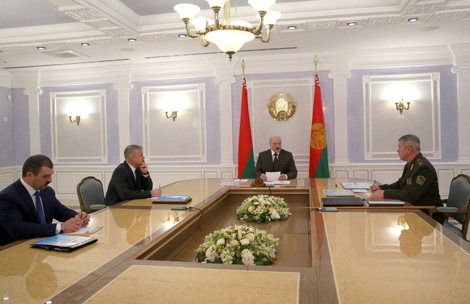 Lukashenko approves resolution on Belarus' border protection in 2017