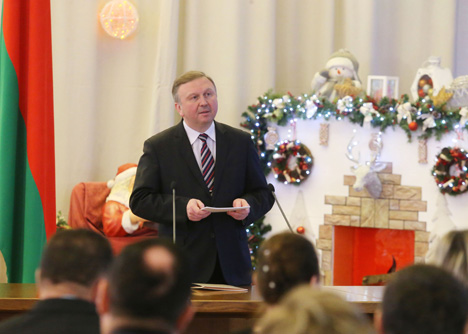Kobyakov presents awards to distinguished people of Belarus