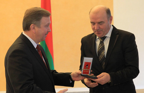Belarus’ Prime Minister Andrei Kobyakov awarded Chairman of the Belarusian State Committee for Standardization Viktor Nazarenko