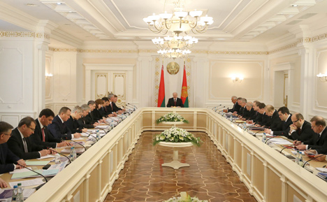Lukashenko urges government to mobilize all resources for economic recovery