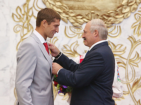 Alexander Lukashenko awarded Order of Honor to Max Mirnyi, athlete-instructor of Belarus’ national tennis team