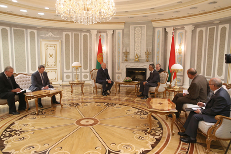 Lukashenko discusses Belarusian-Cuban relations with Fidel Castro’s envoys