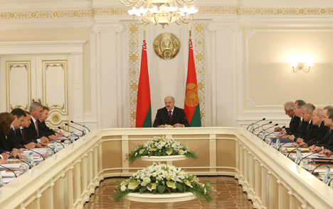 Lukashenko urges government to mobilize all resources for economic recovery